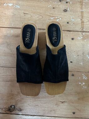 Rouge Helium Black Suede Slide Clogs
